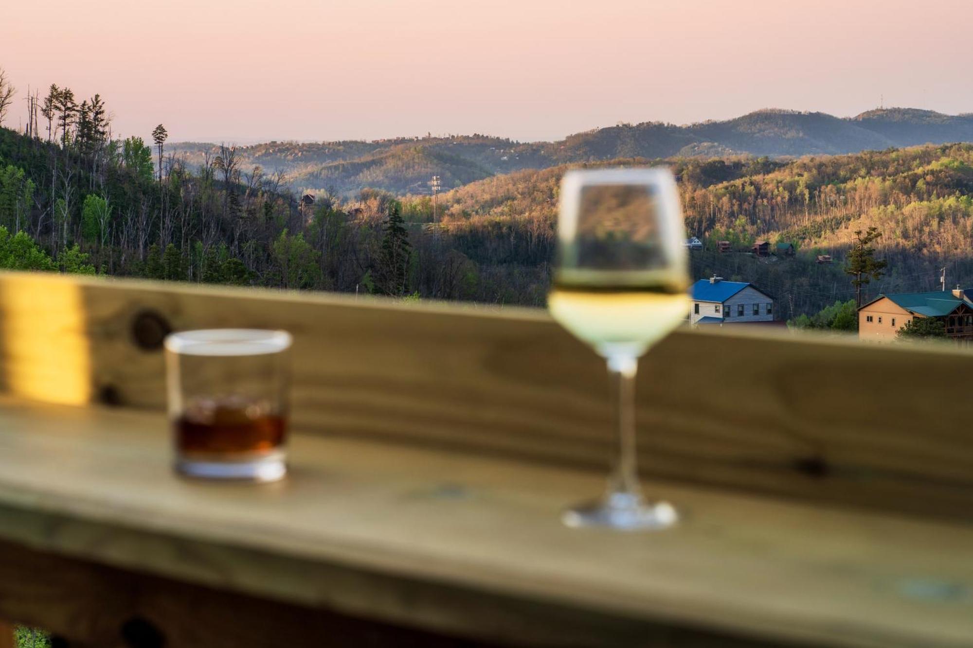 Mountainscape - Brand New Cabin W Views - Hottub - Firetable - Ps5 - Pooltable - 3 Pools Gatlinburg Kültér fotó